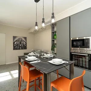 2 Min From The Cathedral With Private Parking Apartment Como